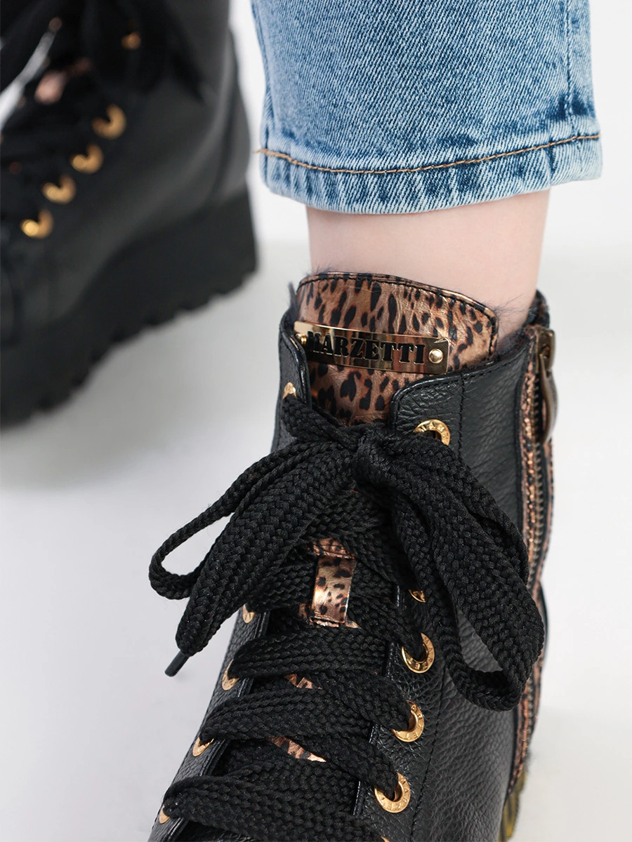 Ботинки черного цвета на платформе